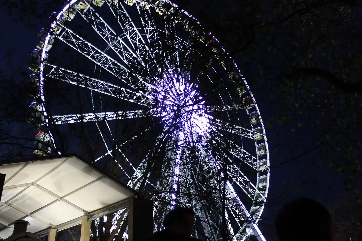 osvetljeni-tocak-na-adventu-nocu osvetljeni-točak-na-adventu-nocu